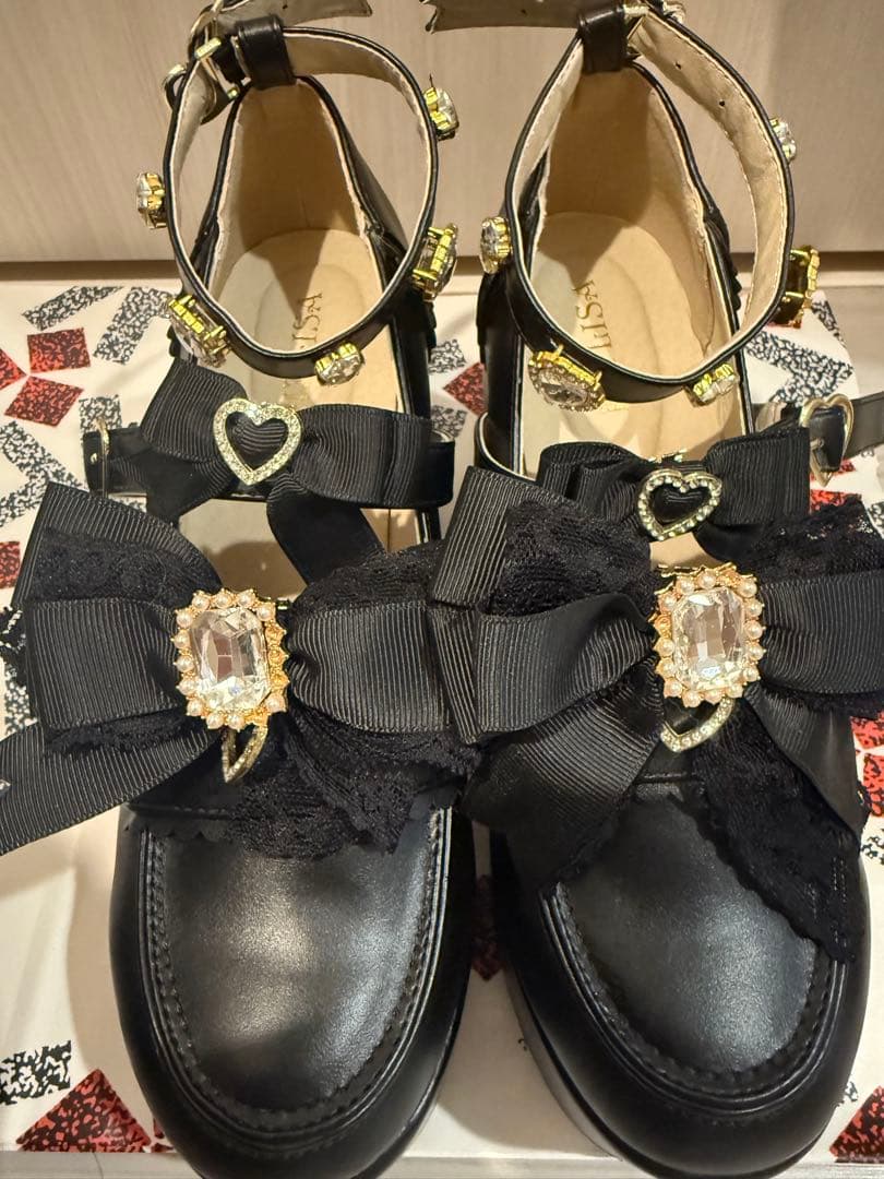 リズリサ ハートビジュープラットフォームローファー ブラック - メルカリ