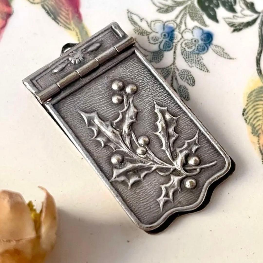 【レア】ドール用カルネドバル　ヒイラギモチーフ柊ミニチュア　フランスアンティーク アンティーク ドールキャビネット | フランス 木製ドールキャビネット