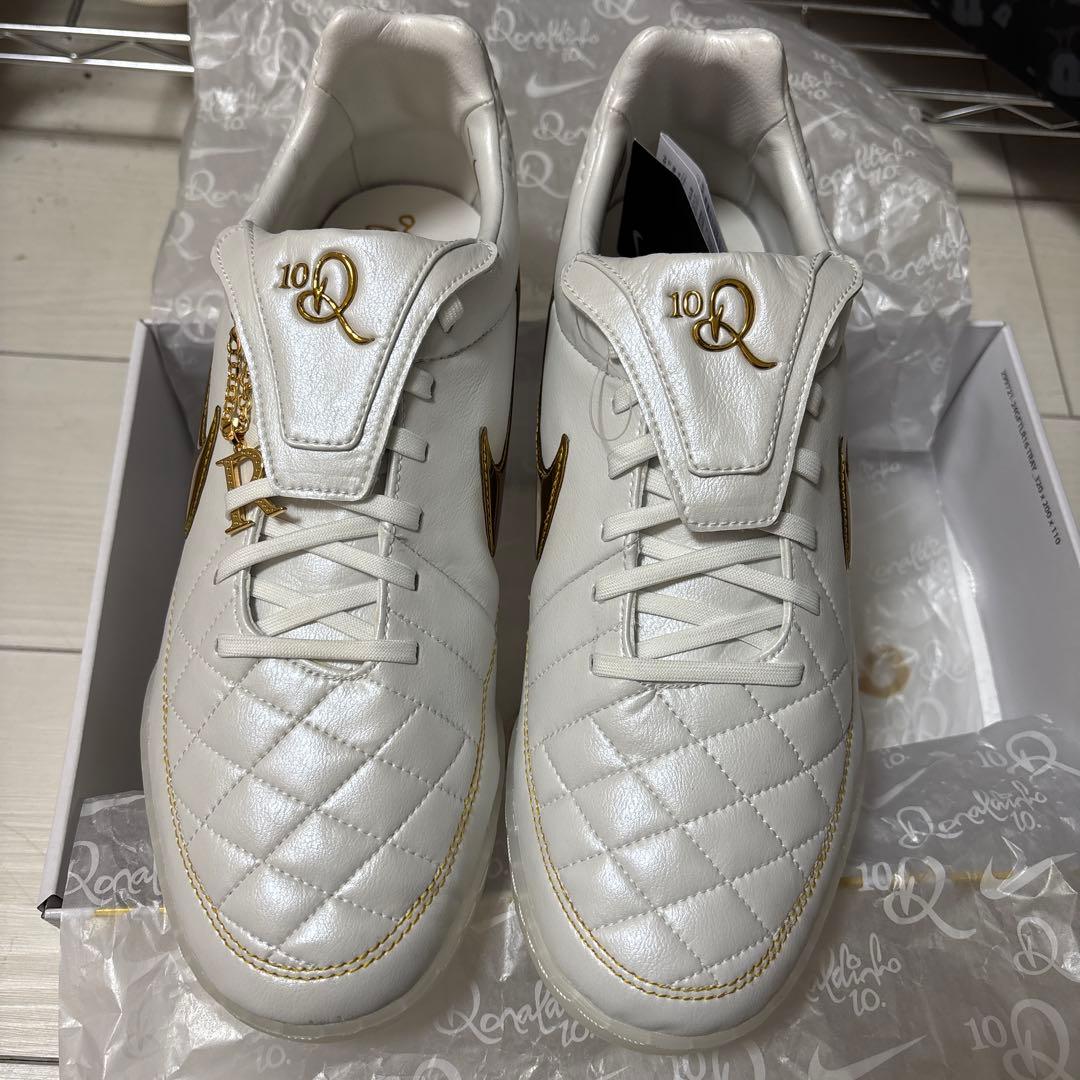 シューズ Ronaldinho x Nike Tiempo Legend of Gold ronaldinho's @nike Tiempo Legend “Touch of Gold” is back, now