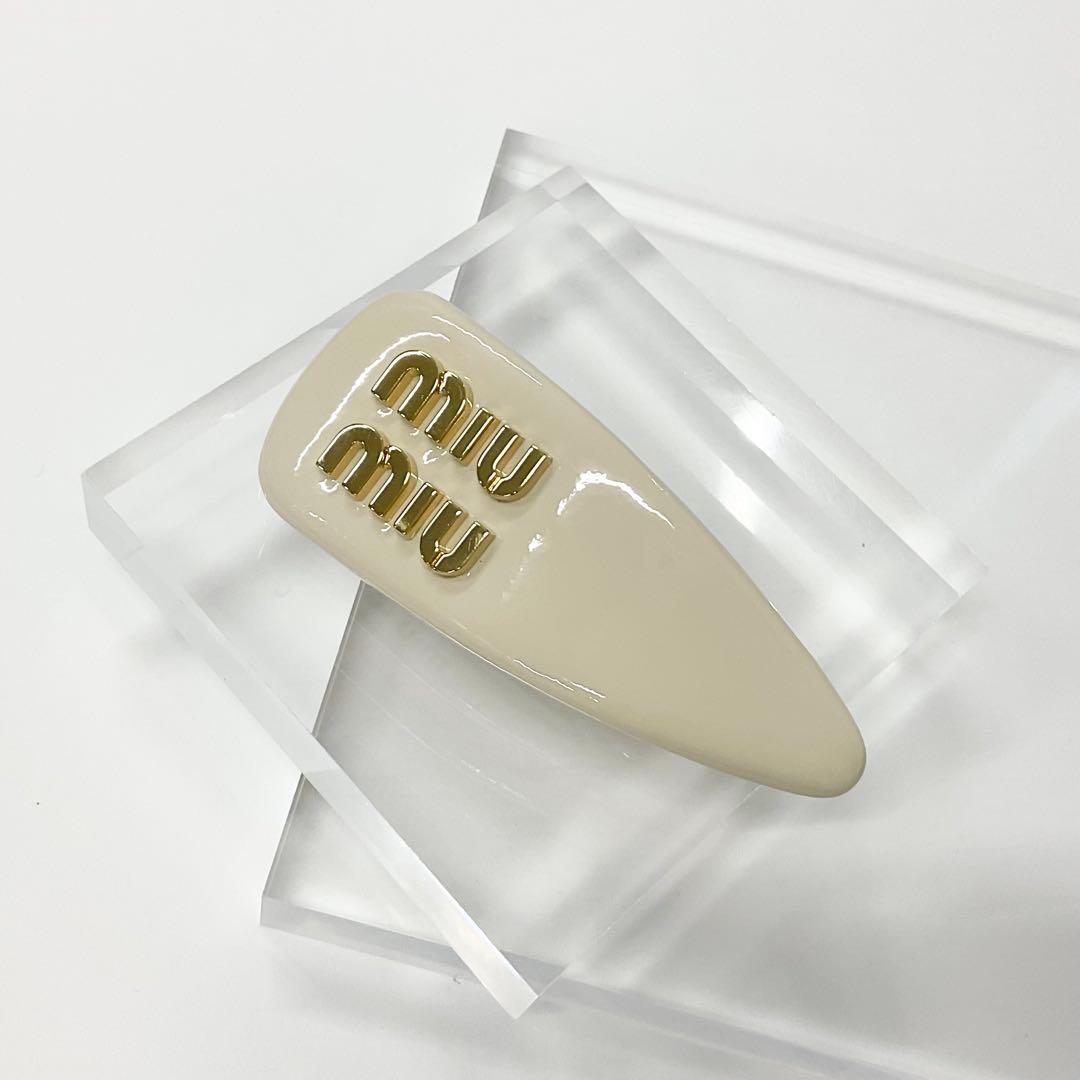 ミュウミュウ パテントレザー ヘアクリップ ヘアアクセサリー バレッタ Amazon.co.jp: [ミュウミュウ]ヘアアクセサリー パテントレザーヘア