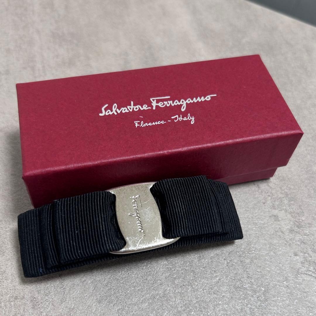 フェラガモ　バレッタ　ブラック×シルバー FERRAGAMO（フェラガモ） バレッタ ヘアアクセサリー ヴァラ ボウ