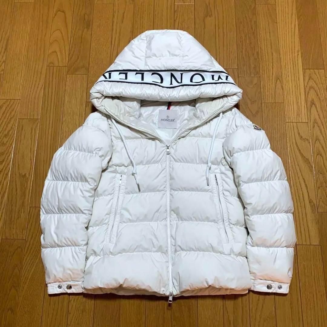 モンクレール ホワイトのフード付きダウンジャケット MONCLER (モンクレール) 着脱フード付き ボア襟 ダブルジップ ダウン