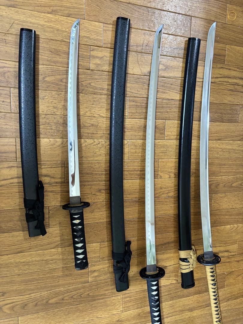 模造刀 三本セット アニメ『ワンピース』ゾロの愛刀が約1/1サイズの3本セットで登場。収録
