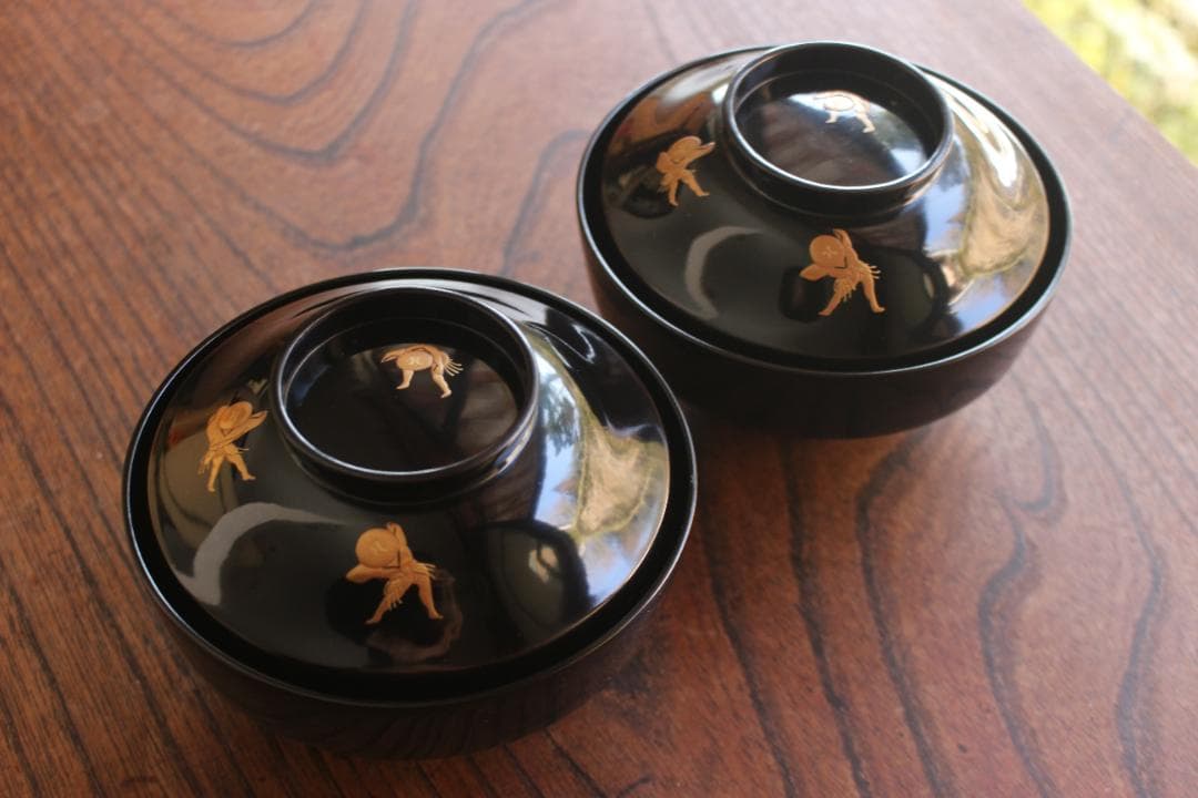 極小保管傷のみ！時代黒漆に風情ある奴踊り蒔絵の映えるお椀2点（検