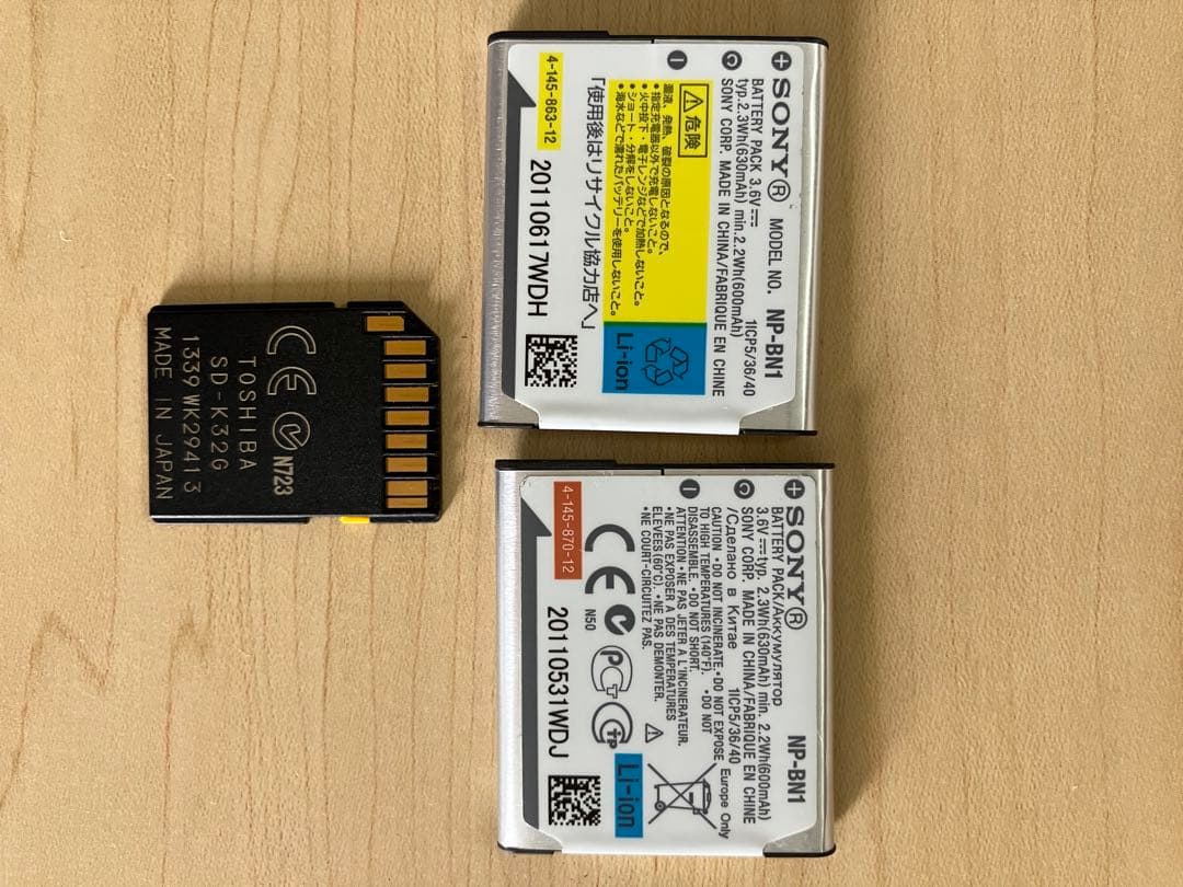 Sony Cyber-shot 16.2MP ホワイトとバッテリー2個含む付属品