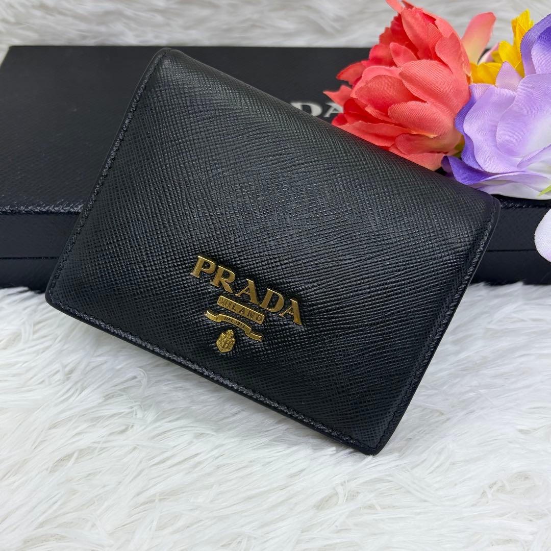 美品✨️プラダ 二つ折り財布 レザー バイカラー　サフィアーノ 黒 ピンク PRADA（プラダ） 二つ折り財布 1MV204 ZLP レディース サフィアーノ