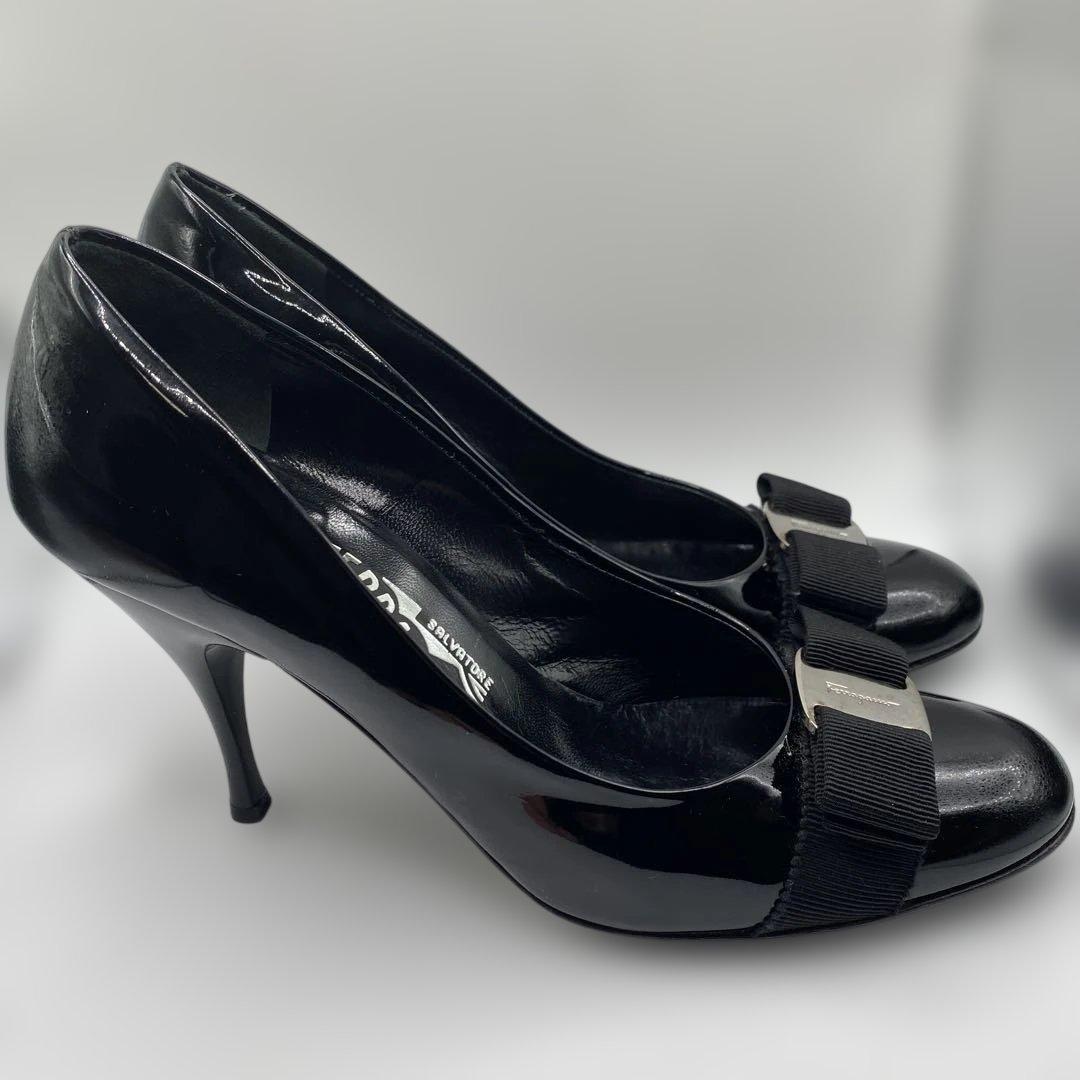 美品❤️フェラガモ　パンプス　23.5cm 6.5 ヒール　ヴァラ　リボン　黒　靴