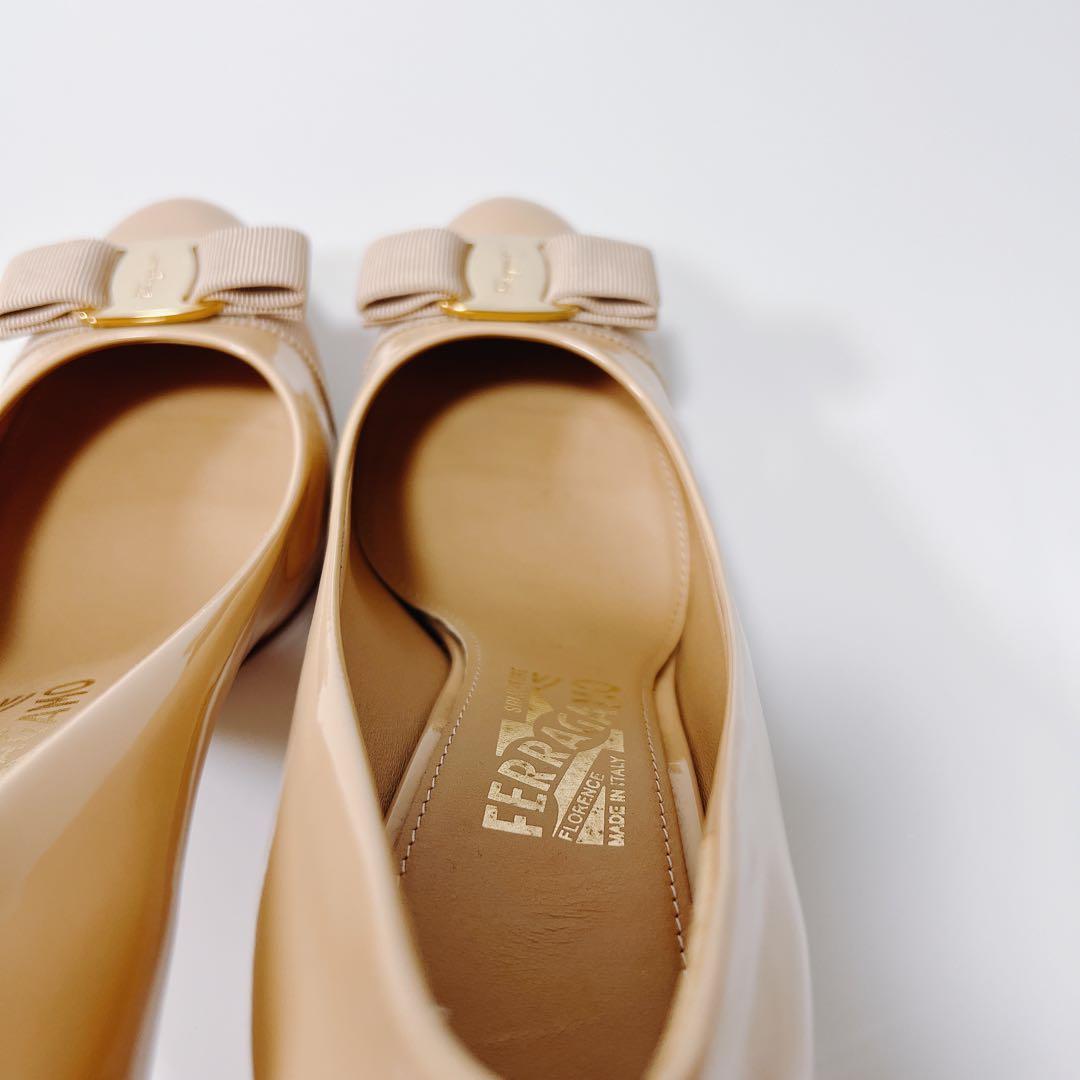 《美品》フェラガモ エナメルパンプス ヴァラリボン ヒール ベージュ 8.5C