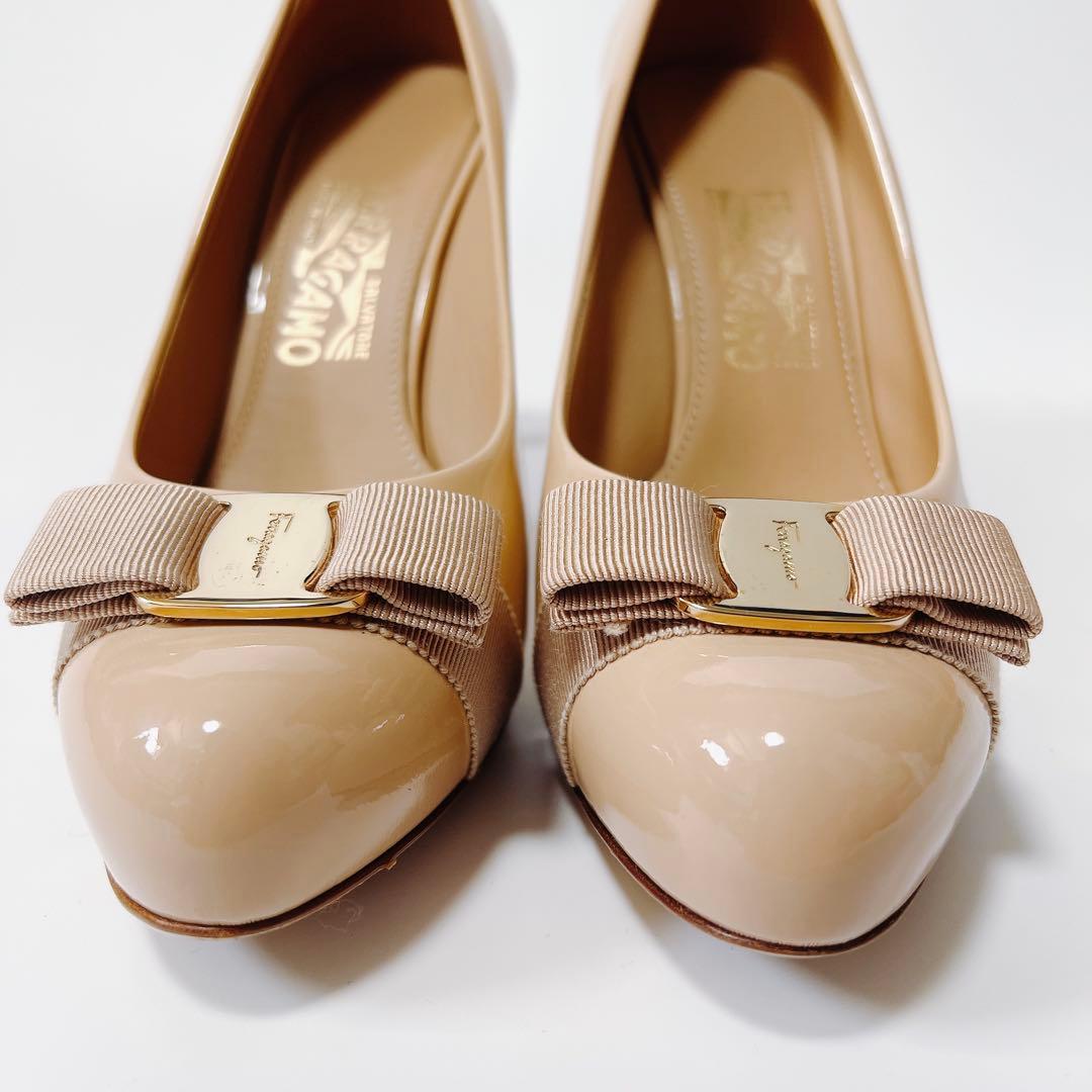 《美品》フェラガモ エナメルパンプス ヴァラリボン ヒール ベージュ 8.5C