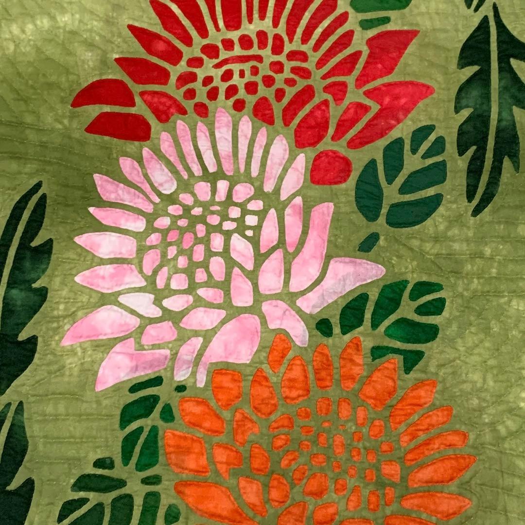 ハワイアンキルト ステンドグラスキルト タペストリー　プロテア 干支キルト：イノシシとモンステラ ステンドグラスキルトタペストリー