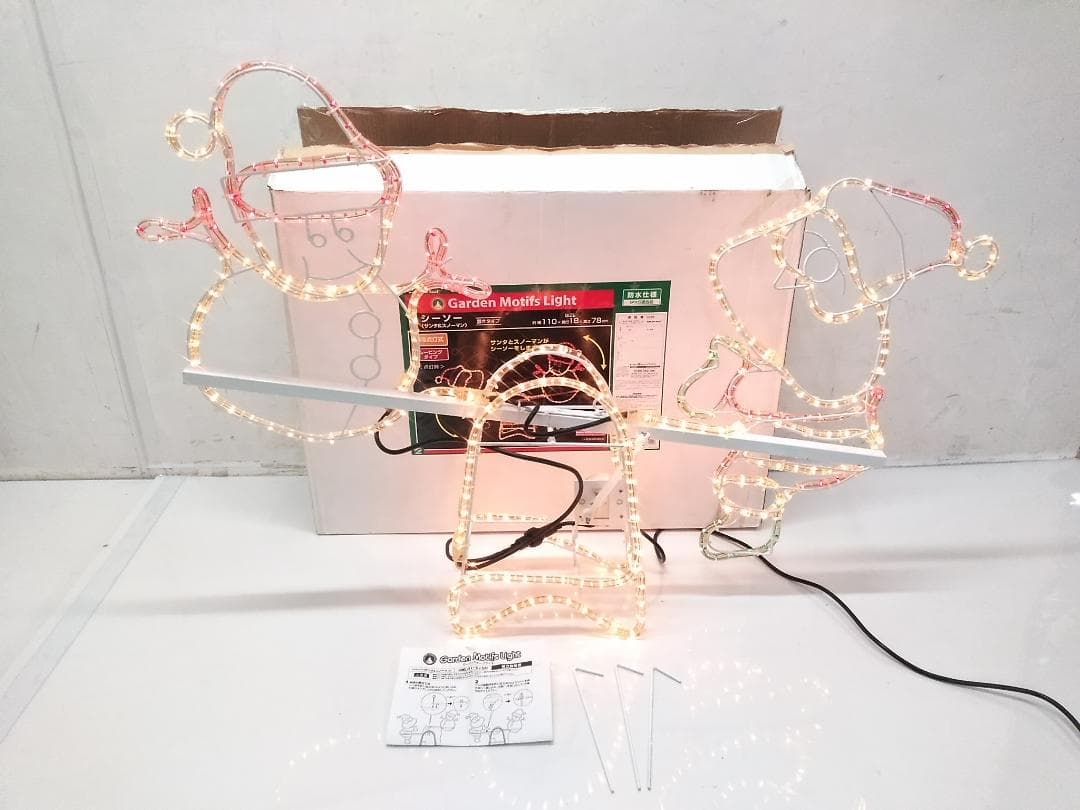 ドウシシャ ガーデンモチーフライト シーソー サンタ スノーマン クリスマス ♪ LEDモチーフライト【サンタの森】ウェルカムプレート 高さ52cm