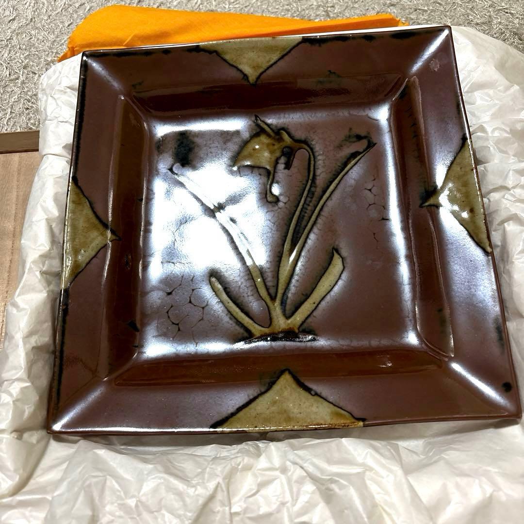 共箱・陶歴付】益子焼 秋山一夫 柿釉抜文角皿 民藝 伝統工芸 - メルカリ