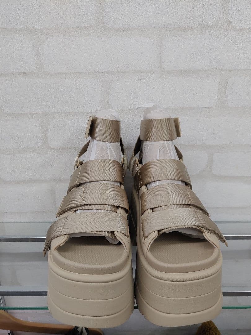 新品　UGG GOLDENRISE 22.0cm サンダル　レディース　厚底