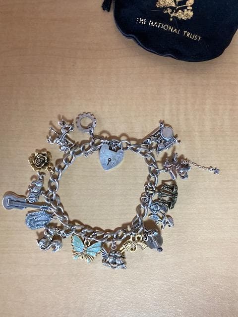 チャームブレスレット　シルバー925 ヴィンテージ イギリス製 ヴィンテージシルバー ずっしり52gの贅沢チャームブレスレット