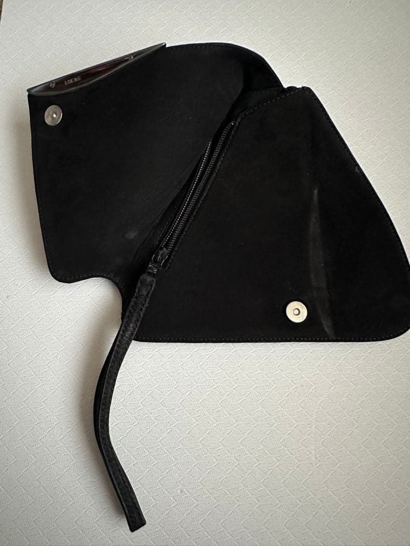 お値引きしました！LOEWE スエード クラッチポーチ - メルカリ
