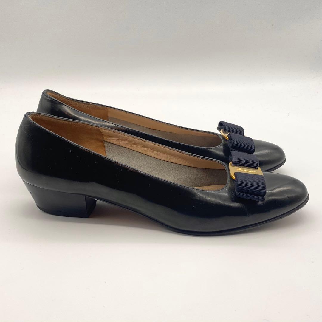 サルヴァトーレフェラガモ・フラットパンプス・エナメル・黒・ヴァラ