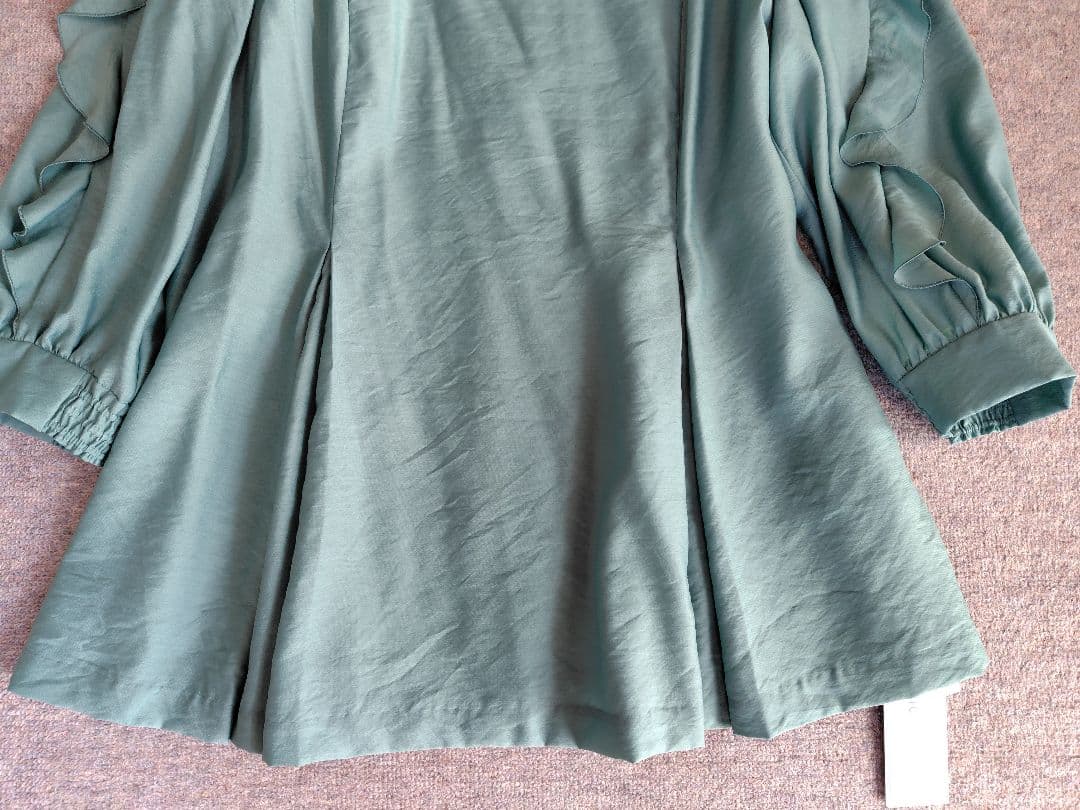 大きいサイズ新品TO BE CHIC フリルスリーブ ブラウス46緑45100円