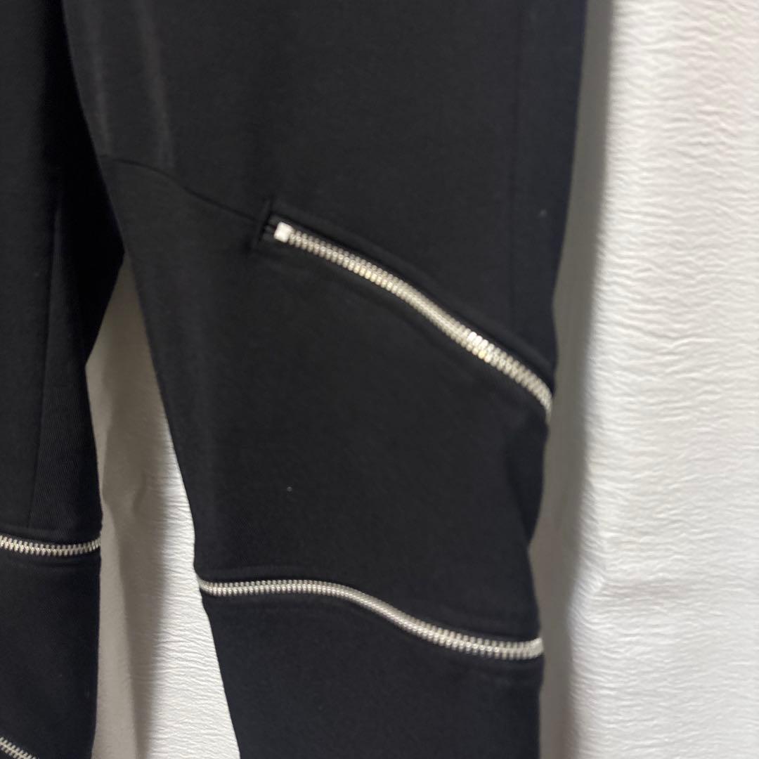 コムデギャルソンオムプリュス 螺旋ジッパーデザインの黒スラックス