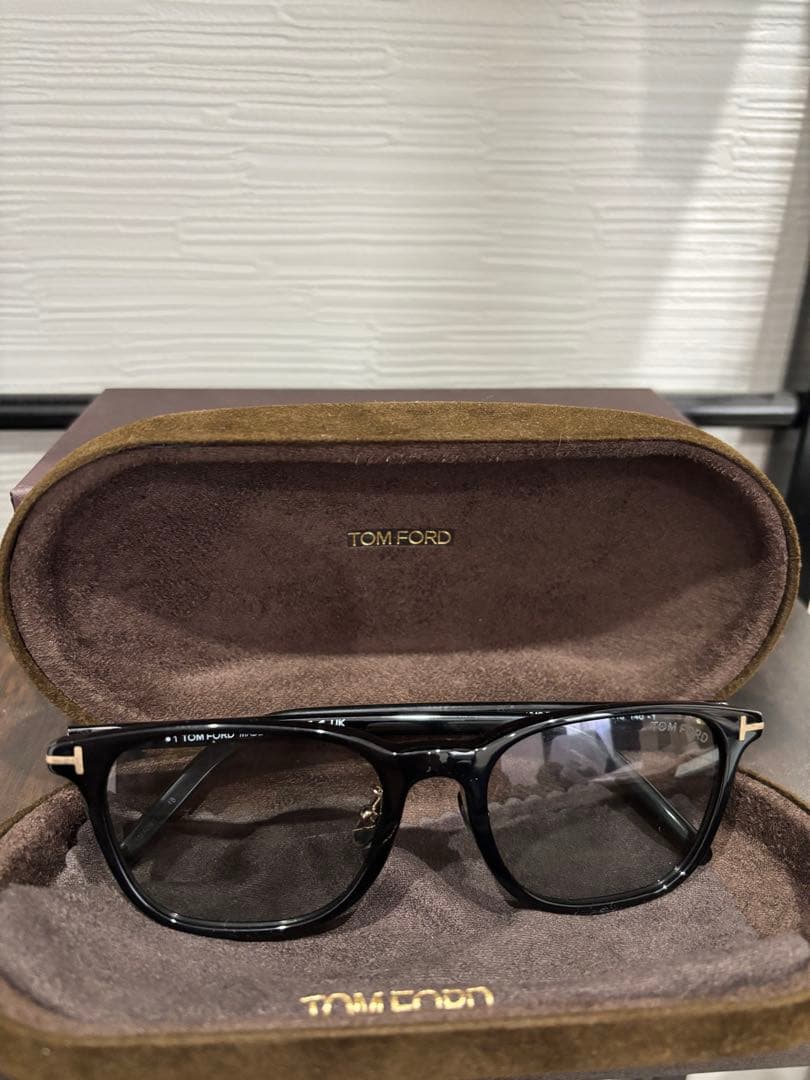 TOM FORD ブラックサングラス ほぼ新品 トムフォード TOM FORD サングラス 偏光レンズ UVカット アイウェア
