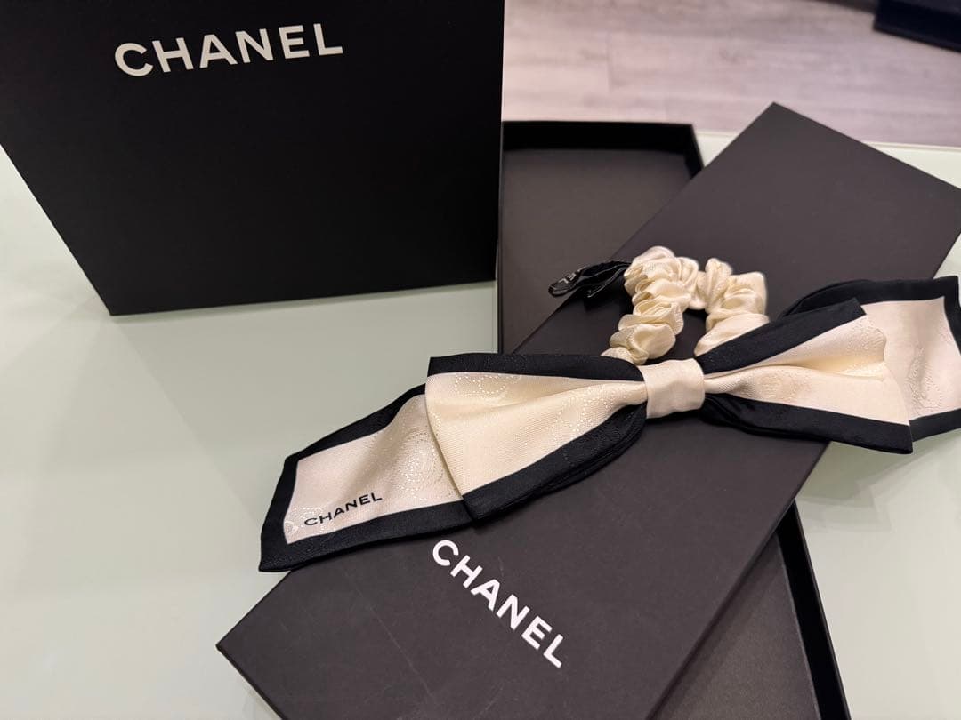 CHANEL [新品未使用]箱入り袋入りシュシュ カメリア白　ヘアゴムヘアアクセ 正規品】 CHANEL シャネル カメリア モチーフ バレッタ ヘアピン ヘア