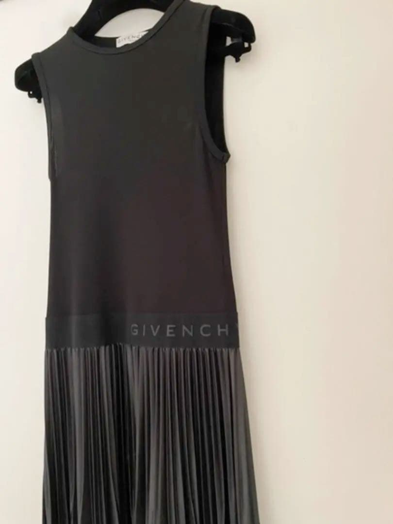 確実正規品　GIVENCHY ワンピース スーツカバー＆ ハンガー付 極美品 確実正規品 GIVENCHY ワンピース スーツカバー＆ ハンガー付 極美品