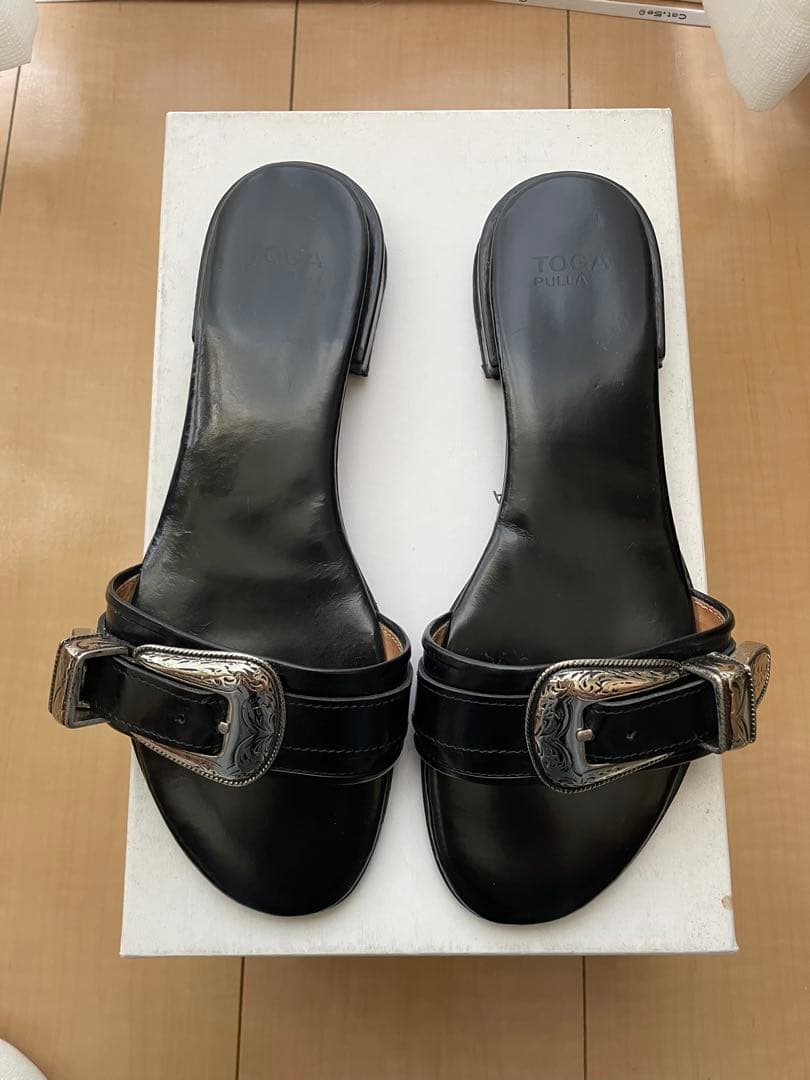 TOGA PULLA サンダル　ブラック　38 TOGA PULLA ブラックサンダル 38 Toga Pullaのブラック バックル