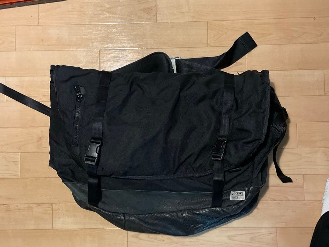 Visvimメッセンジャーバッグ Visvim 18L E-Cat Ballistic Nylon Leather Messenger Bag Navy