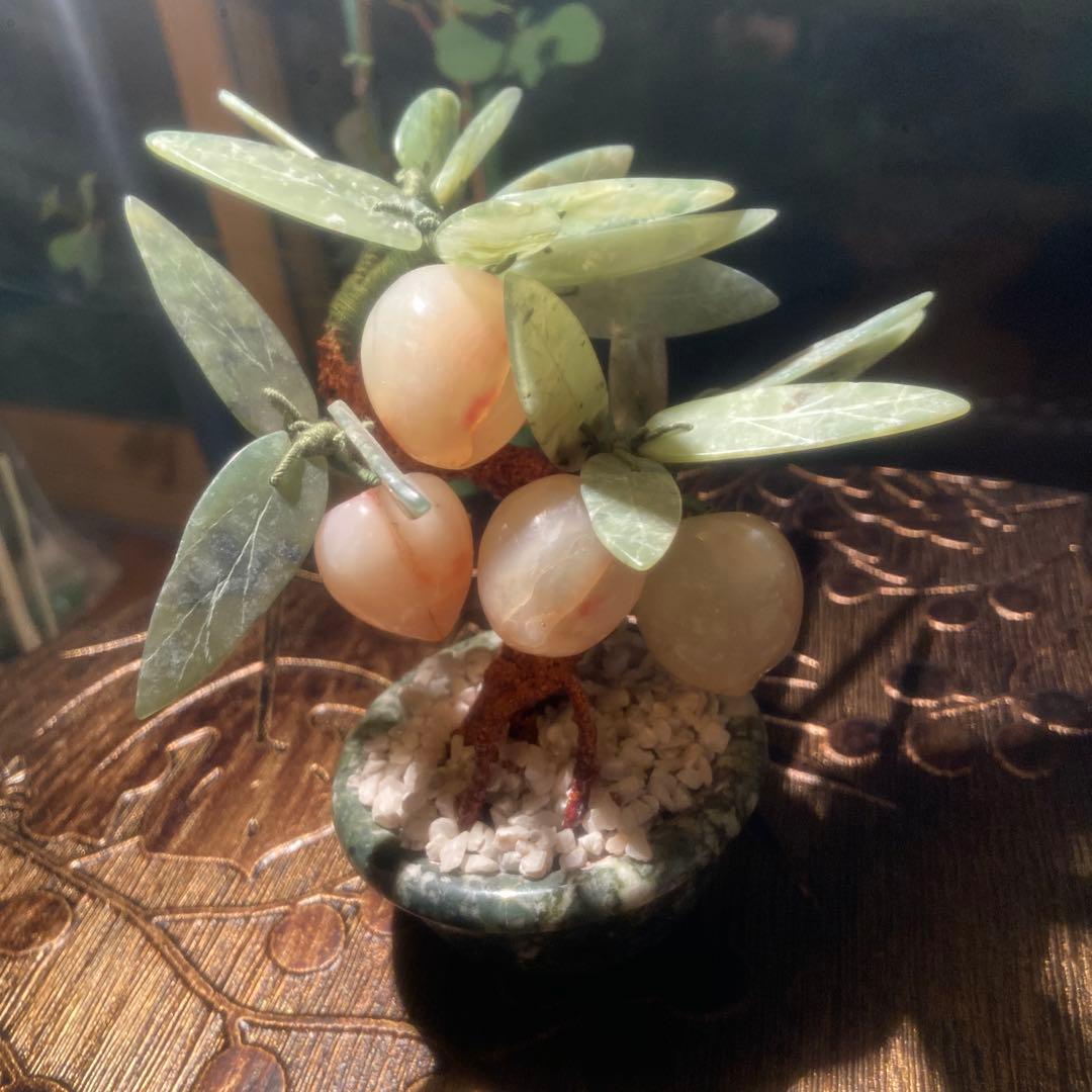 中国美術 翡翠工芸品 桃の盆栽石彫刻 - メルカリ