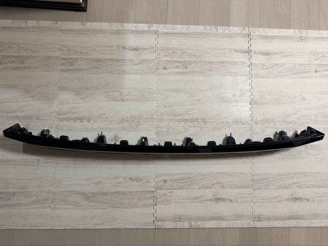 新車外し未使用、新型デリカD5純正リアガーニッシュ一体リアエンブレム