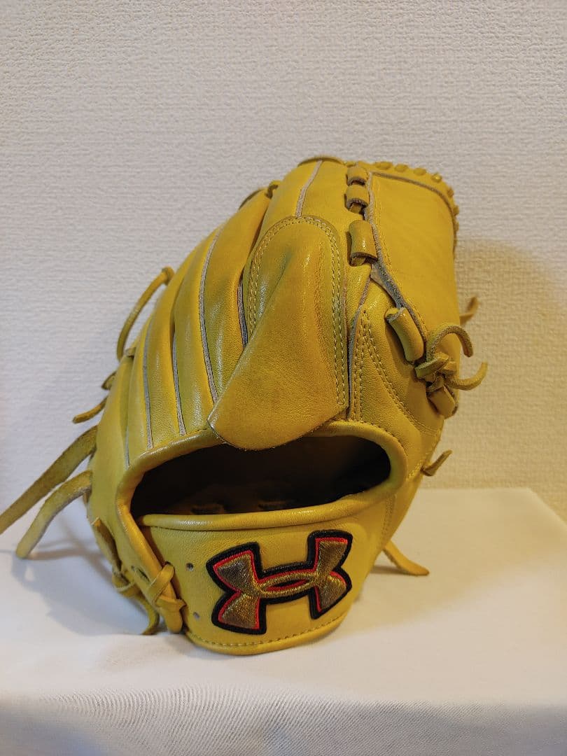 アンダーアーマー　希少　軟式　投手 イエロー　右投げ　指カバー 硬式 グラブ UNDENIABLE 投手 アンダーアーマー UNDER ARMOUR 【野球