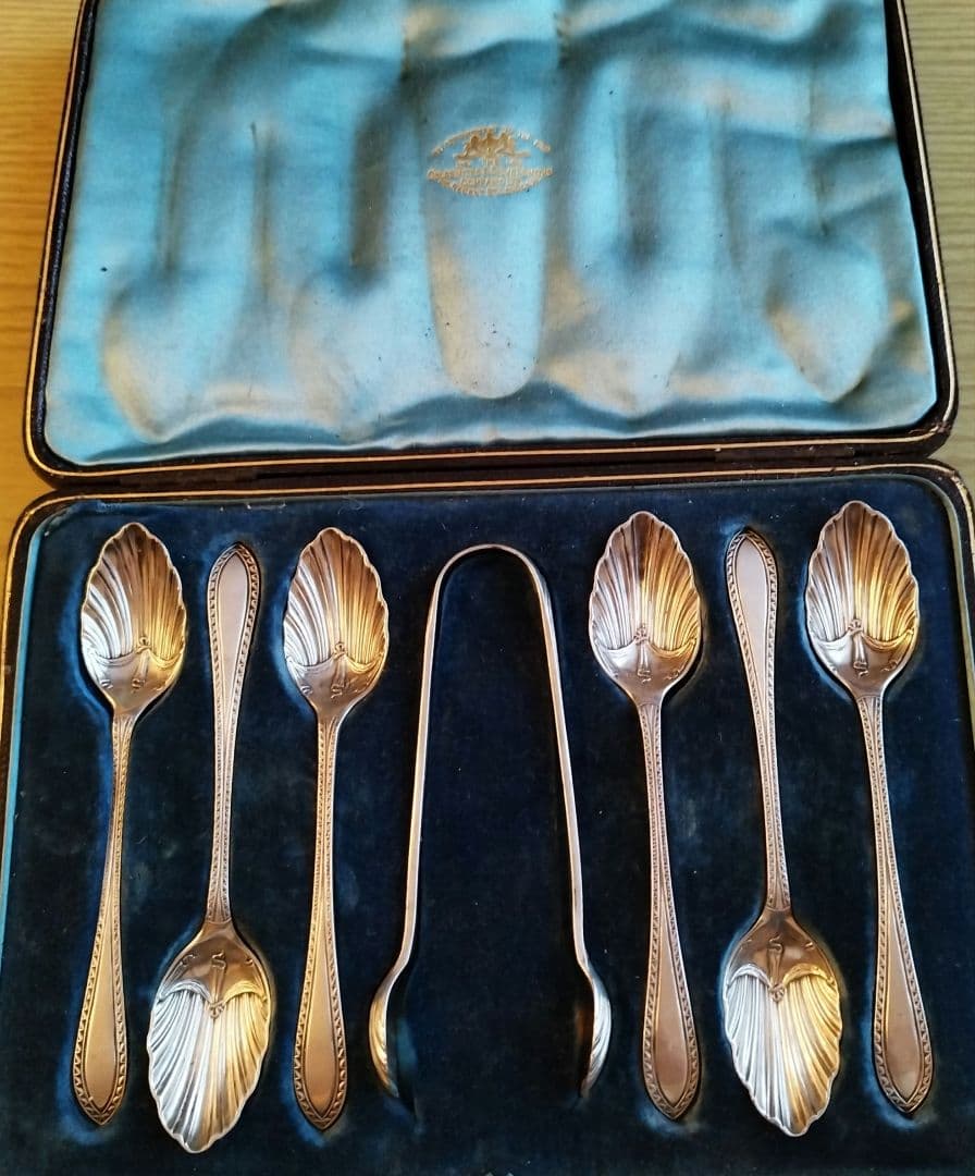 英国アンティーク　純銀製スプーンセット 6本+トング 英国アンティーク銀器【純銀】1897年 ティースプーン6本＋トングセット