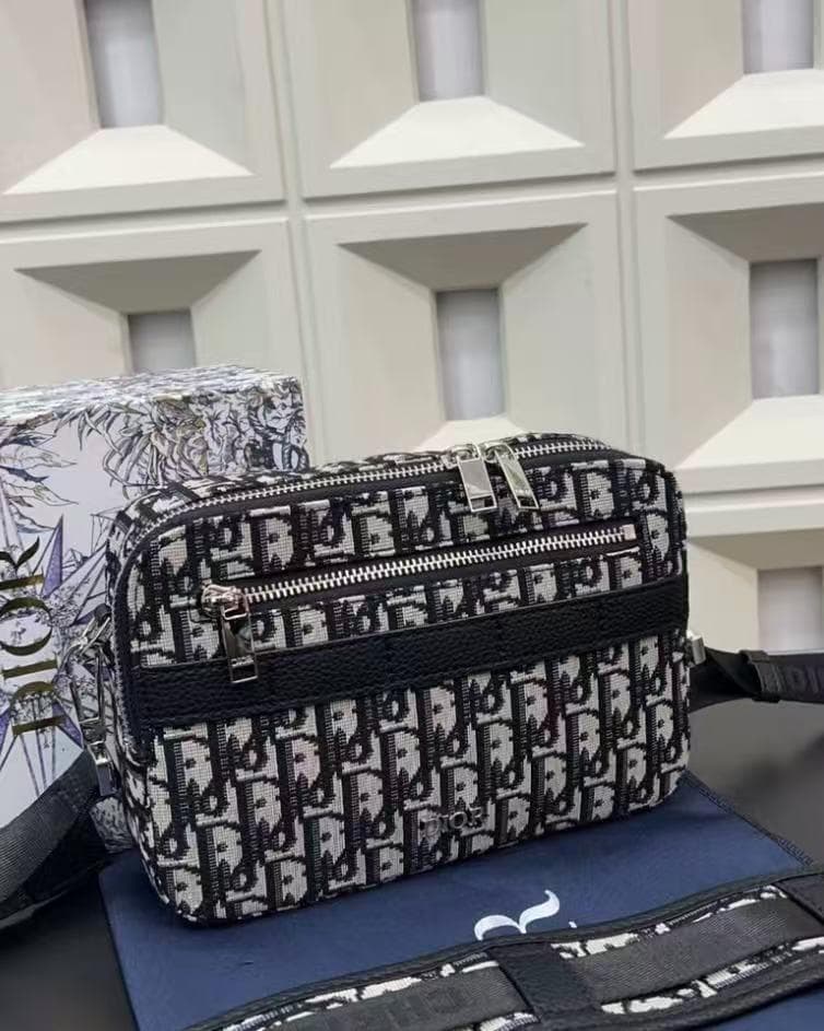 DIOR ロゴパターン クラッチバッグ - メルカリ