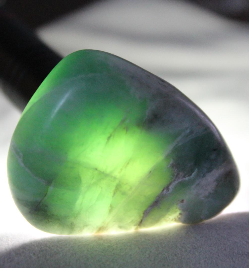 ［ガラス質の逸品］糸魚川翡翠 原石 タンブル 38.1g