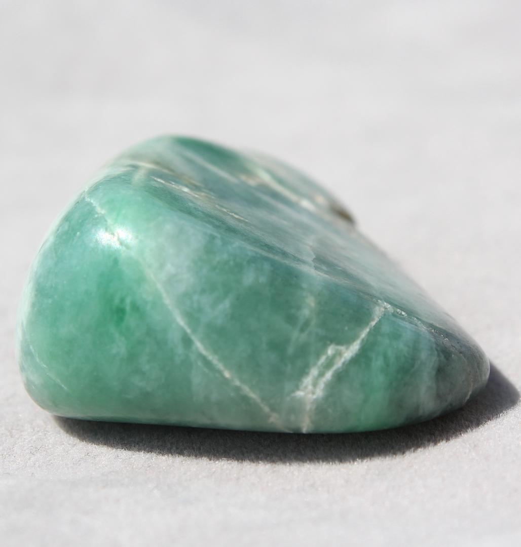［ガラス質の逸品］糸魚川翡翠 原石 タンブル 38.1g