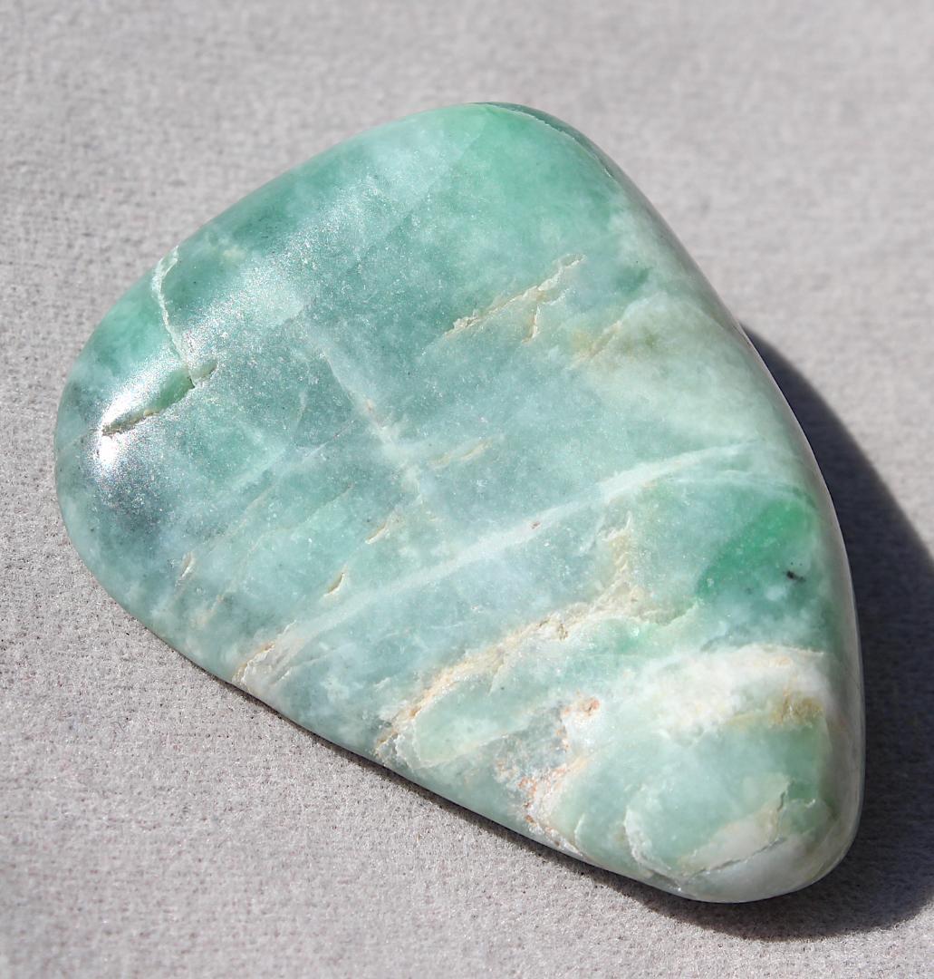 ［ガラス質の逸品］糸魚川翡翠 原石 タンブル 38.1g