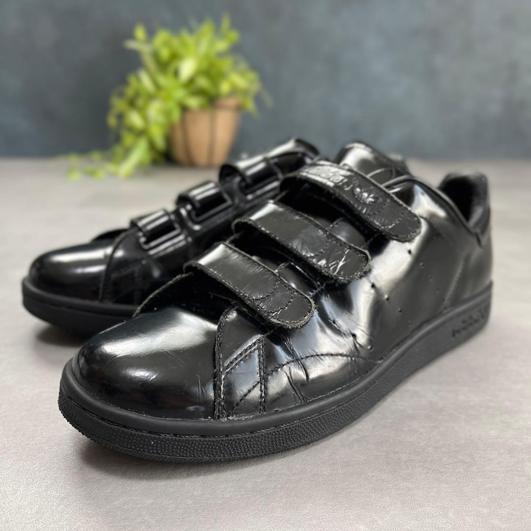 adidas スタンスミススニーカー 黒 ベルクロストラップ 光沢 27cm
