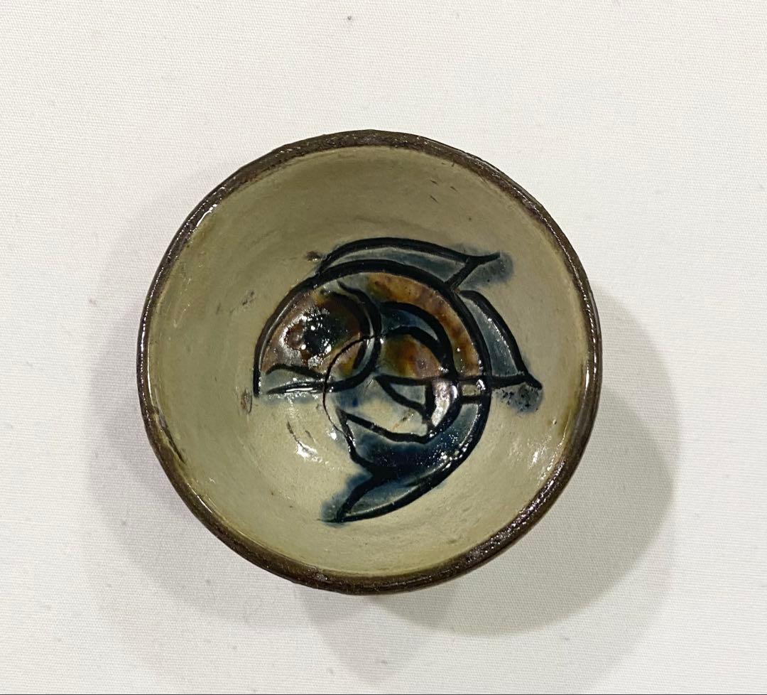 やちむん　人間国宝　金城次郎　\"魚文ぐい呑\" （金継ぎ用参考品） 壺屋焼 人間国宝 金城次郎作 魚文ぐい呑 （笑う魚） – 生活民芸 なかむた