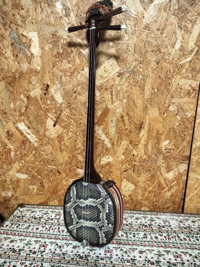 【YU-Uu】三線（合皮）ワインレッド　ミンサー織りティーガー ミンサー織ティーガー 定番カラー - 三線組合onlineSHOP