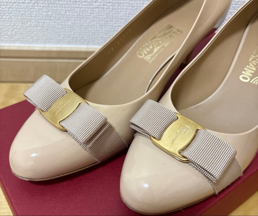 1回使用 Ferragamo ヴァラリボン エナメルパンプス ベージュ 8D - メルカリ