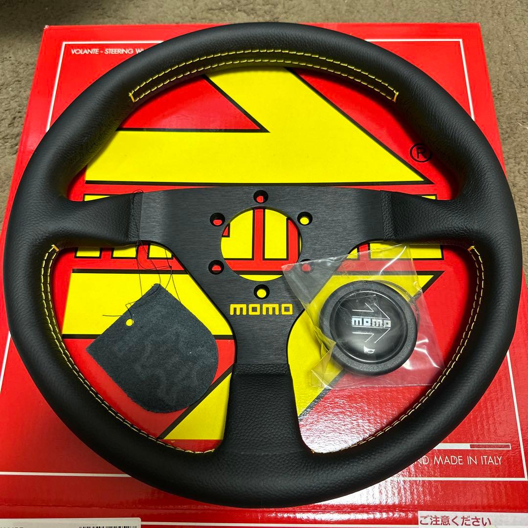 正規輸入品MOMO ヴェローチェBK/BK 320mm新品未使用 MOMO（モモ） VELOCE RACING ヴェローチェ レーシング 320mm ブラック
