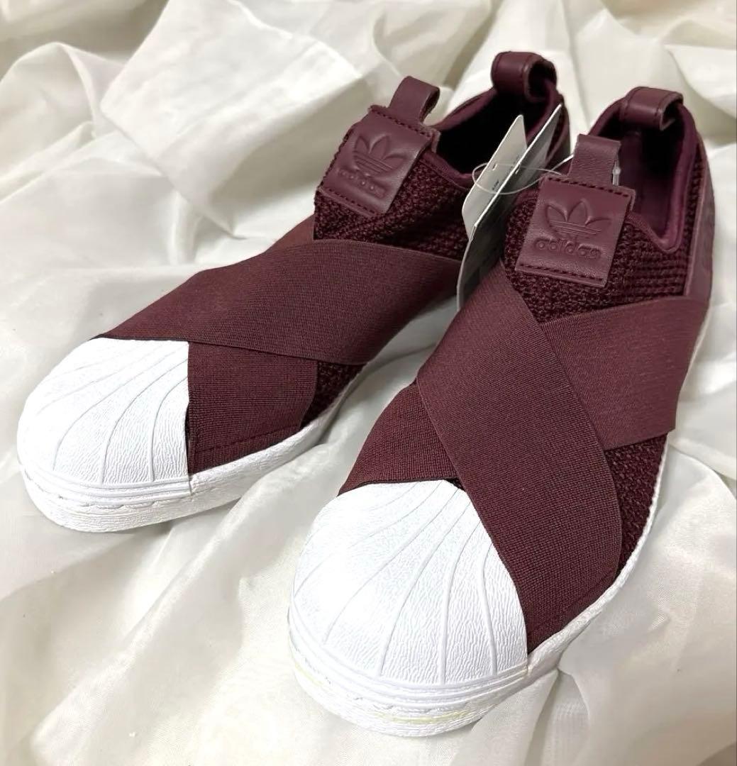 新品タグ付き！24.5センチadidas SS Slip OnWバーガンディ adidas（アディダス）の「adidas Originals/アディダス オリジナルス