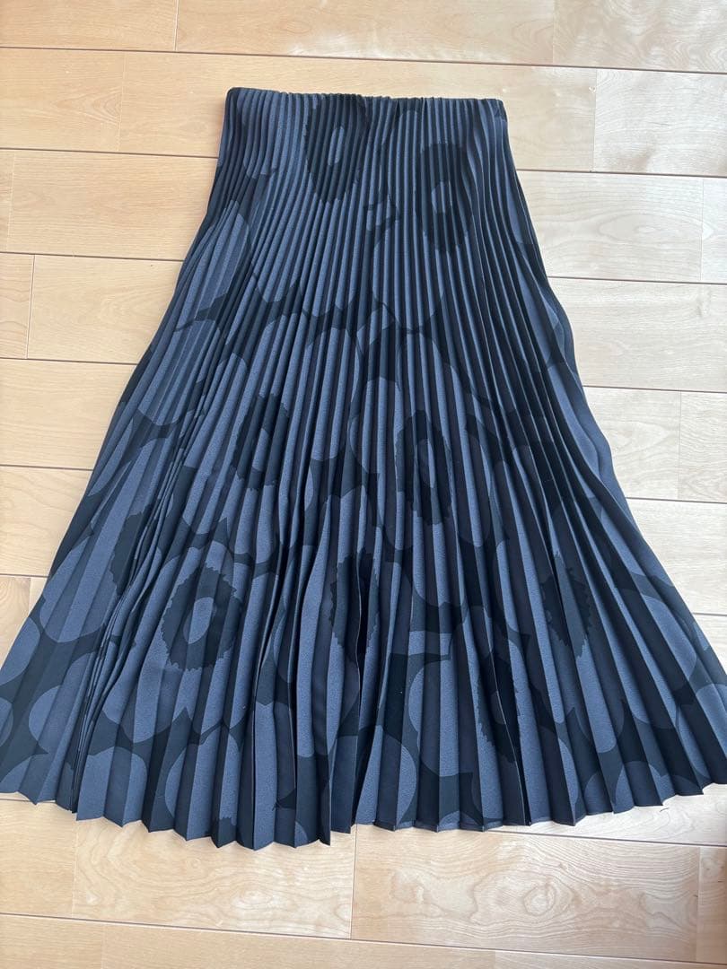 マリメッコ　プリーツスカート マリメッコ プリーツスカート ウニッコ 花柄 ブラック XL - メルカリ