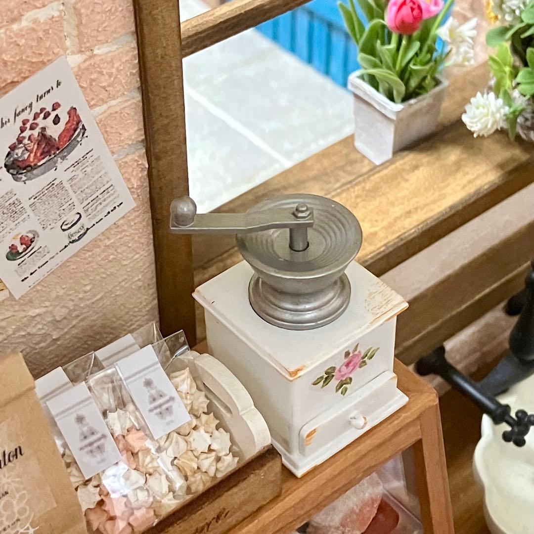 ミニチュアコーヒーミル ローズ柄 ドールハウス 1/6 - メルカリ