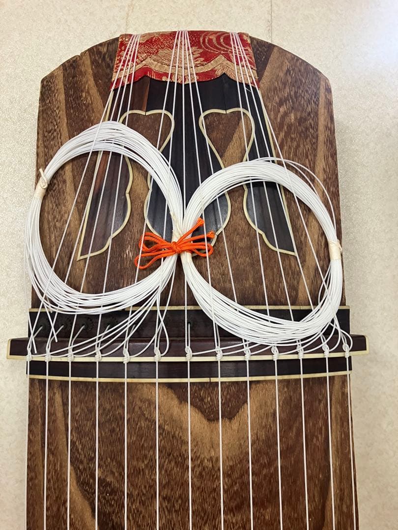 お琴です。13弦 並甲、すだれ彫り 箏曲部での自宅練習用に