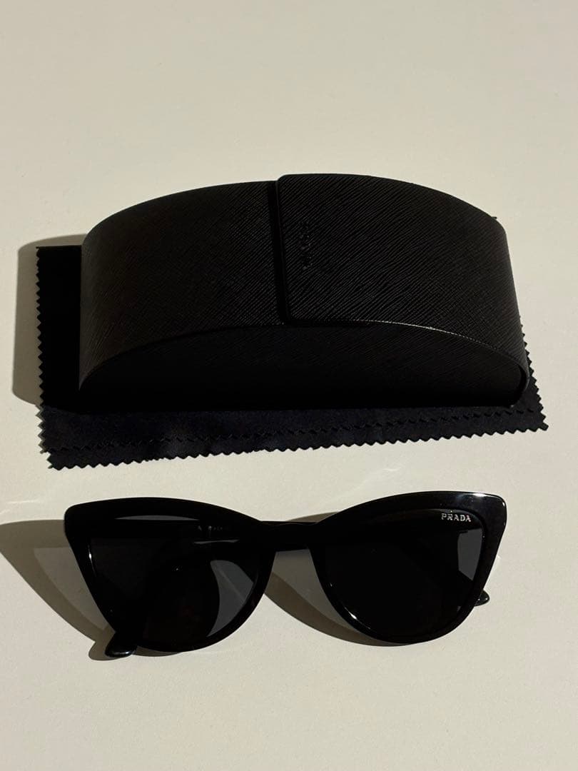 PRADA ブラック キャットアイ サングラス Prada Eyewear キャットアイ サングラス | ブラック | FARFETCH JP