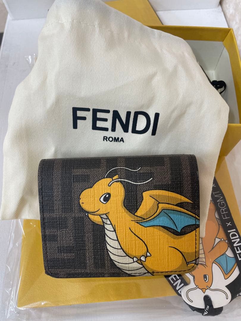 Fendi × Pokémon × fragment カイリュー財布 フェンディがポケモン＆フラグメントとコラボ、カイリューのバッグや