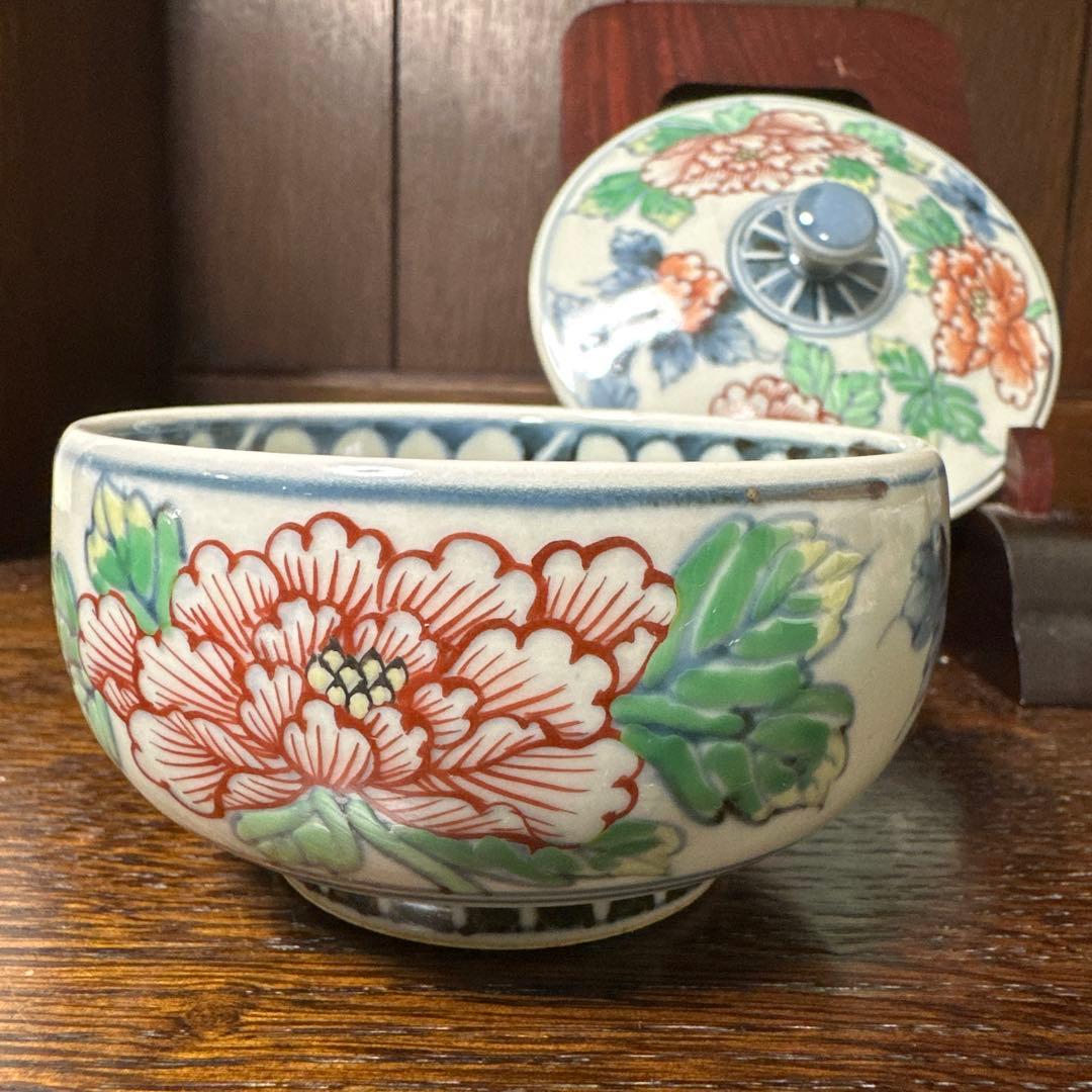 未使用. 佐藤走波. 六代、染錦、芍薬花柄三昧、蓋つき茶碗、小鉢、2客 六代 佐藤走波 染錦花文 山水鉢 共箱付 有田焼 / The Sixth Sato Souha