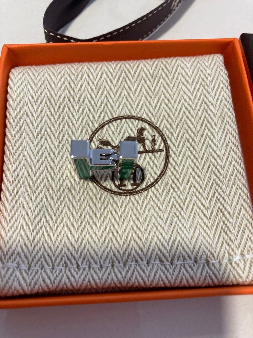 新品HERMESエルメス シングルピアス《H》ラッカーメタル パラディウム