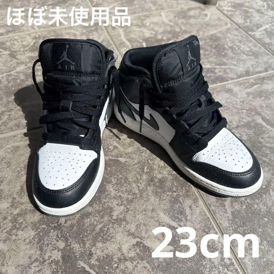 【超美品】エアジョーダン1/ジュニア/ブラック/ホワイト/グレー/23cm/箱有 エア ジョーダン 1 MID ジュニアシューズ / Air Jordan 1 Mid Big Kids