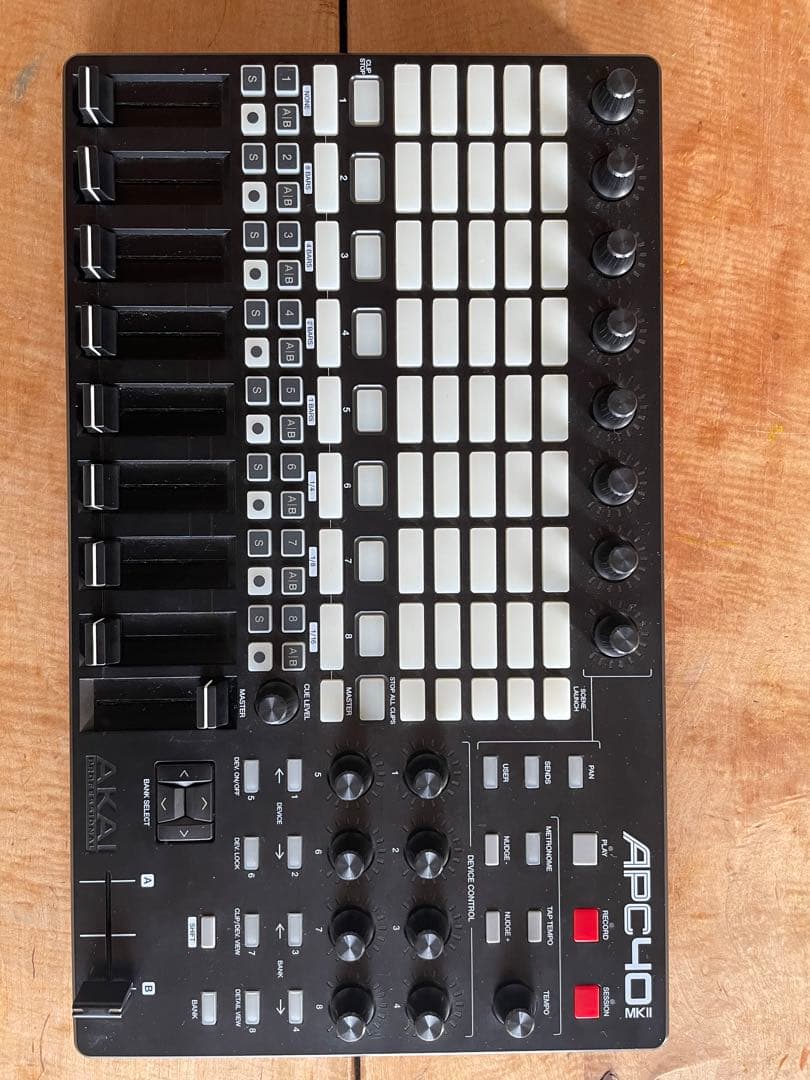 AKAI APC40 MKII コントローラー　(一部故障) AKAI APC40 MKII コントローラー (一部故障) REVIEW: AKAI APC40 MKII